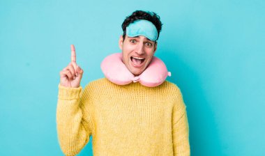 Yakışıklı İspanyol bir adam bir fikri fark ettikten sonra mutlu ve heyecanlı bir dahi gibi hissediyor. uçuş yolcu kavramı