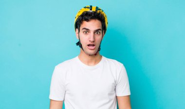 Yakışıklı İspanyol adam çok şaşırmış ya da şaşkın görünüyor. motor konsepti