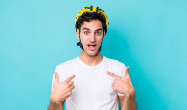 Yakışıklı İspanyol adam mutlu hissediyor ve heyecanla kendini işaret ediyor. motor konsepti