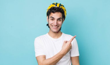 Yakışıklı İspanyol adam heyecanlı ve şaşırmış görünüyor. motor konsepti