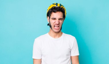 Yakışıklı İspanyol adam saldırganca bağırıyor, çok kızgın görünüyor. motor konsepti