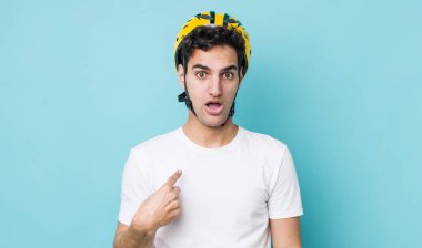 Yakışıklı İspanyol adam şok olmuş ve ağzı açık, kendini işaret ederek şaşırmış görünüyor. motor konsepti