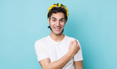 Yakışıklı İspanyol adam kendini mutlu hissediyor ve bir meydan okumayla yüzleşiyor ya da kutluyor. motor konsepti