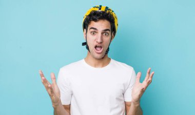 Yakışıklı İspanyol adam çok şaşırdı ve şok oldu. motor konsepti