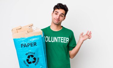 Yakışıklı İspanyol adam şaşkın, şaşkın ve şüpheci hissediyor. ekoloji kavramı