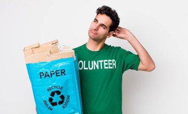 Yakışıklı İspanyol adam şaşkın ve kafası karışık, kaşınan bir kafa hissediyor. ekoloji kavramı