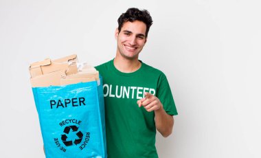 Yakışıklı İspanyol seni seçen kamerayı işaret ediyor. ekoloji kavramı