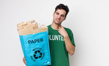 Yakışıklı İspanyol adam stresli, endişeli, yorgun ve hayal kırıklığına uğramış hissediyor. ekoloji kavramı