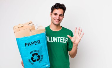 Yakışıklı İspanyol adam gülümsüyor ve arkadaş canlısı görünüyor, beş numarayı gösteriyor. ekoloji kavramı