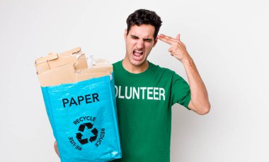 Yakışıklı İspanyol adam mutsuz ve stresli görünüyor, intihar jesti silah işareti yapıyor. ekoloji kavramı