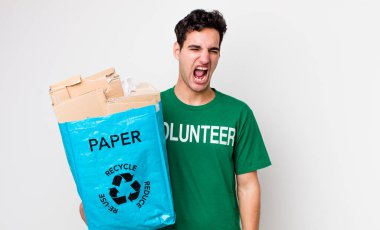 Yakışıklı İspanyol adam saldırganca bağırıyor, çok kızgın görünüyor. ekoloji kavramı