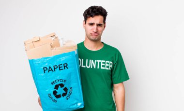 Yakışıklı İspanyol bir adam üzgün ve mızmızlanıyor. Mutsuz bir bakışı var ve ağlıyor. ekoloji kavramı