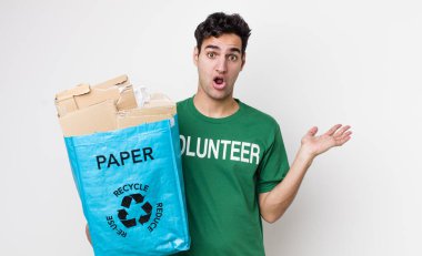 Yakışıklı İspanyol bir adam şaşırmış ve şok olmuş görünüyor. Çenesi düşmüş ve elinde bir nesne tutuyor. ekoloji kavramı