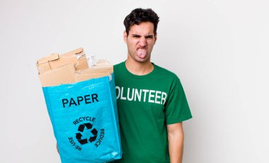 Yakışıklı İspanyol adam iğreniyor, sinirleniyor ve dili dışarı çıkıyor. ekoloji kavramı