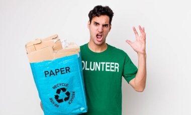 Yakışıklı İspanyol adam ellerini havaya kaldırarak bağırıyor. ekoloji kavramı