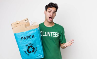 Yakışıklı İspanyol adam çok şaşırdı ve şok oldu. ekoloji kavramı