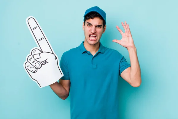 Een Knappe Spaanse Man Die Schreeuwt Met Zijn Handen Omhoog — Stockfoto