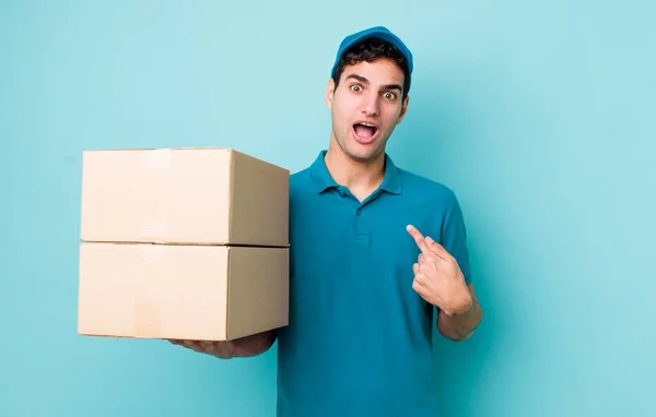 Hombre Hispano Guapo Mirando Sorprendido Sorprendido Con Boca Abierta Apuntando — Foto de Stock