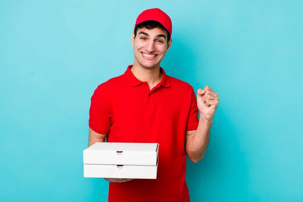 Homem Hispânico Bonito Sentindo Chocado Rindo Celebrando Sucesso Conceito Pizza — Fotografia de Stock