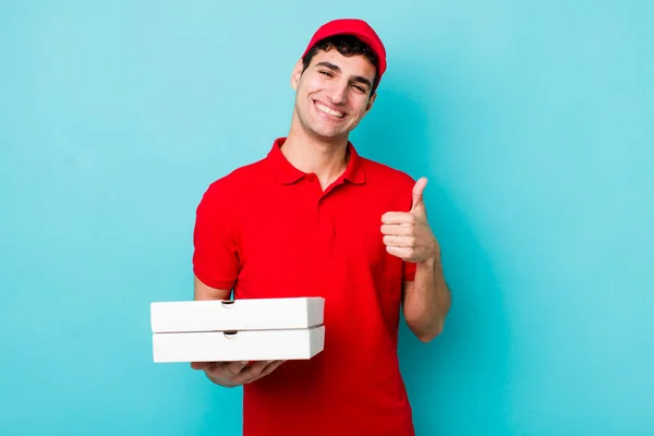 Pohledný Hispánec Hrdý Palcem Nahoru Dodání Pizza Koncept — Stock fotografie