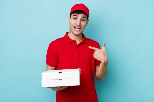 英俊的惊慌失措的男人感到快乐 带着兴奋的心情指着自己 送披萨的概念 — 图库照片