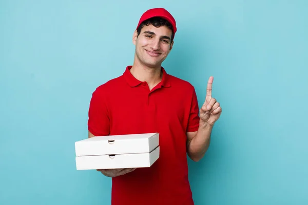 Homem Hispânico Bonito Sorrindo Parecendo Amigável Mostrando Número Conceito Pizza — Fotografia de Stock