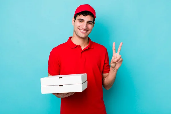 Apuesto Hombre Hispano Sonriendo Luciendo Amigable Mostrando Número Dos Entrega —  Fotos de Stock