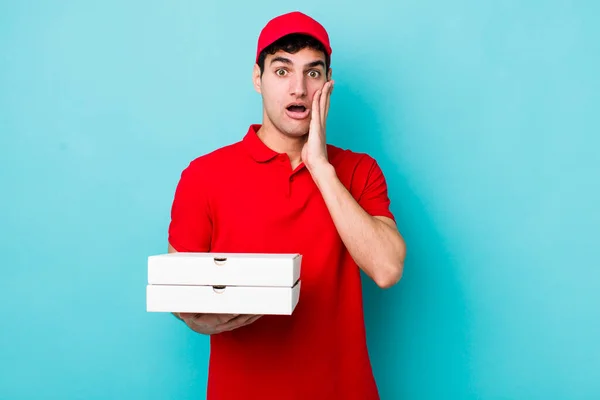 Homem Hispânico Bonito Sentindo Chocado Assustado Conceito Pizza Entrega — Fotografia de Stock