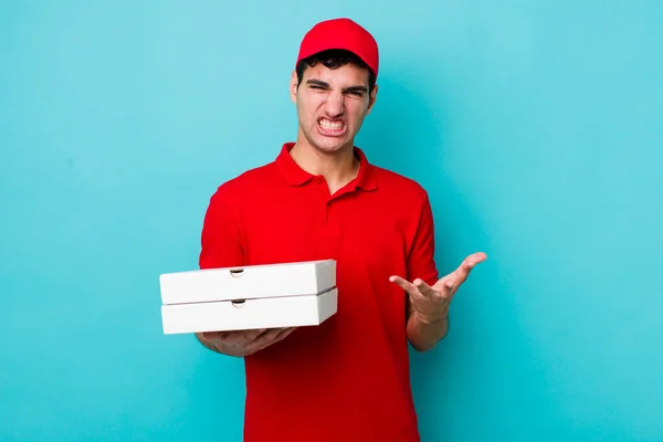 Knappe Spaanse Man Die Boos Geïrriteerd Gefrustreerd Kijkt Levering Pizza — Stockfoto