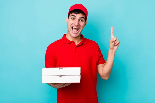 Homem Hispânico Bonito Sentindo Como Gênio Feliz Animado Depois Perceber — Fotografia de Stock