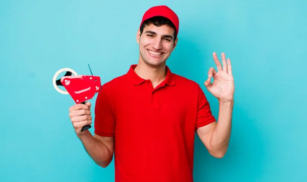 Een Knappe Spaanse Man Die Zich Gelukkig Voelt Die Zijn — Stockfoto