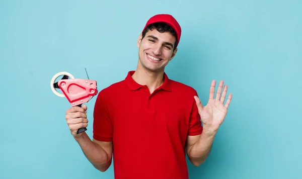 Knappe Spaanse Man Glimlacht Vrolijk Zwaait Met Zijn Hand Verwelkomt — Stockfoto