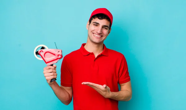 Apuesto Hombre Hispano Sonriendo Alegremente Sintiéndose Feliz Mostrando Concepto Concepto — Foto de Stock