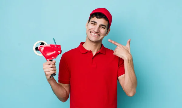 Apuesto Hombre Hispano Sonriendo Con Confianza Señalando Propia Sonrisa Amplia —  Fotos de Stock