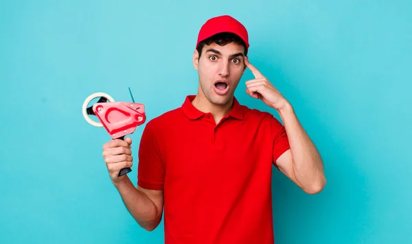 Apuesto Hombre Hispano Que Parece Sorprendido Realizando Nuevo Pensamiento Idea — Foto de Stock