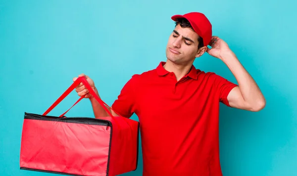 Apuesto Hombre Hispano Sonriendo Feliz Soñando Despierto Dudando Entrega Concepto —  Fotos de Stock