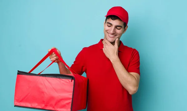 Stilig Hispanic Man Ler Med Ett Lyckligt Självsäkert Uttryck Med — Stockfoto