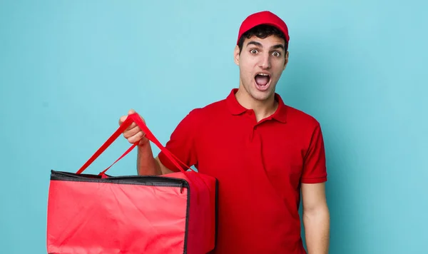 Apuesto Hombre Hispano Que Parece Muy Sorprendido Sorprendido Entrega Concepto —  Fotos de Stock