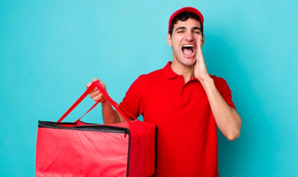 Apuesto Hombre Hispano Sintiéndose Feliz Dando Gran Grito Con Las —  Fotos de Stock