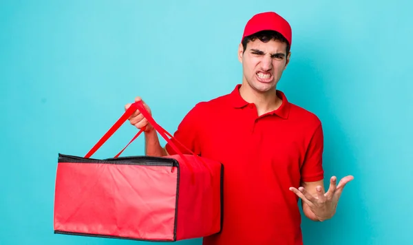 Apuesto Hombre Hispano Que Parece Enojado Molesto Frustrado Entrega Concepto —  Fotos de Stock