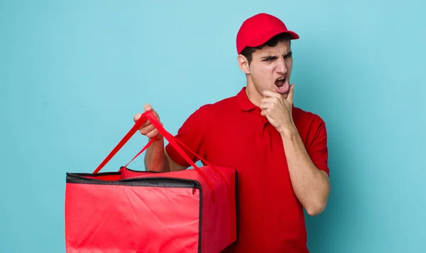 Apuesto Hombre Hispano Con Boca Los Ojos Bien Abiertos Mano —  Fotos de Stock