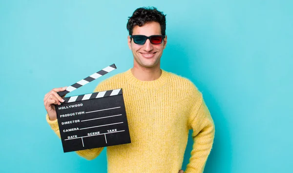 Homem Hispânico Bonito Sorrindo Feliz Com Uma Mão Quadril Confiante — Fotografia de Stock