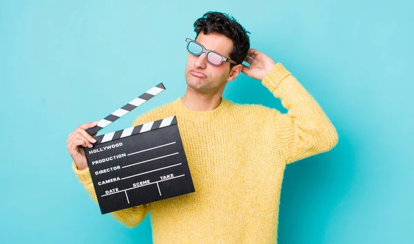 Een Knappe Spaanse Man Die Vrolijk Lacht Dagdroomt Twijfelt Bioscoopconcept — Stockfoto