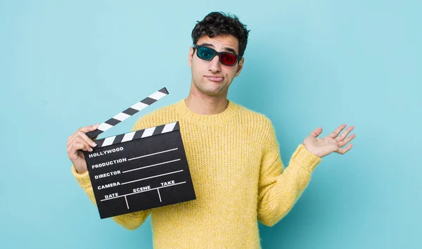 Schöner Hispanischer Mann Der Sich Verwirrt Und Verwirrt Und Zweifelnd — Stockfoto