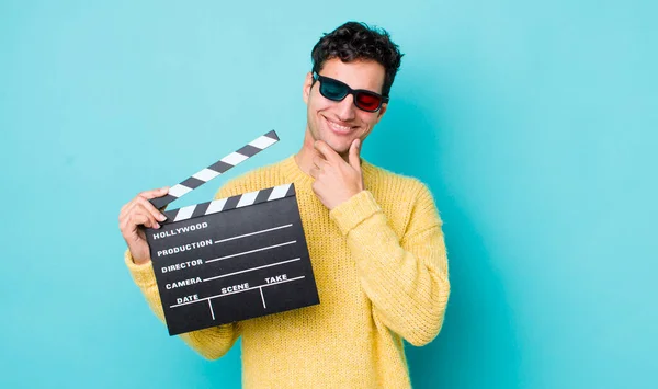 ハンサムなヒスパニック系の男は 顎に手で幸せ 自信を持って表情で笑っている 映画のコンセプト — ストック写真
