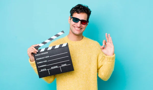 Apuesto Hombre Hispano Sintiéndose Feliz Mostrando Aprobación Con Buen Gesto —  Fotos de Stock