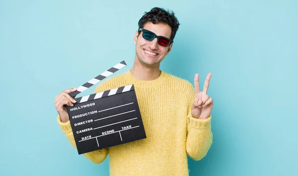 Stilig Hispanic Man Ler Och Ser Glad Gestikulerande Seger Eller — Stockfoto