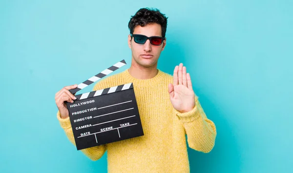 Een Knappe Spaanse Man Die Serieus Uitziet Een Open Handpalm — Stockfoto