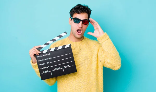 Homem Hispânico Bonito Que Parece Feliz Surpreso Surpreso Conceito Cinema — Fotografia de Stock