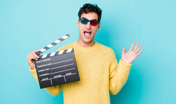 Homem Hispânico Bonito Sentindo Feliz Espantado Com Algo Inacreditável Conceito — Fotografia de Stock